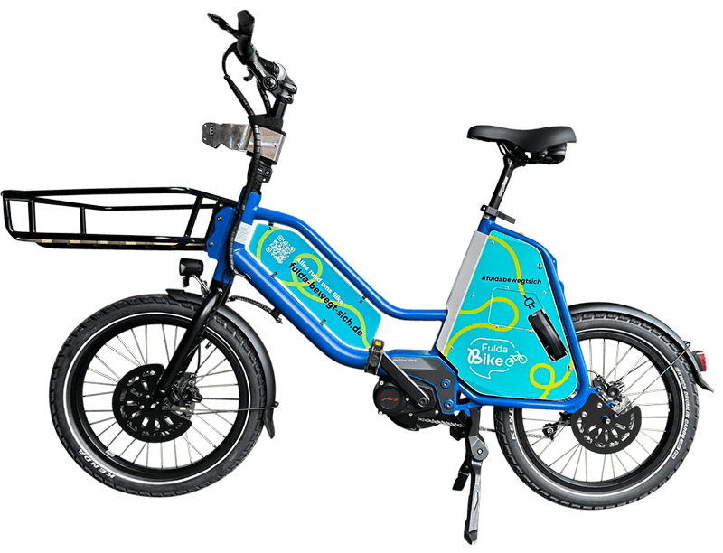 Seitenansicht des FuldaBike E-Bikes, ein Unisex-E-Bike mit blauem Rahmen, Gepäckablage über dem Vorderrad und hellblauen Platten im Rahmen verbaut.