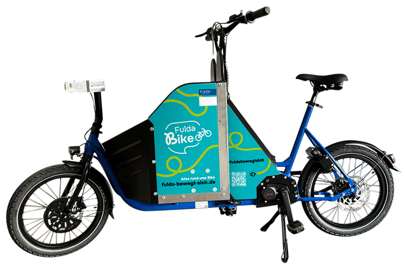 Seitenansicht des FuldaBike E-Bikes, ein Unisex-E-Lastenrad mit blauem Rahmen, großem Kasten zwischen Vorderrad und Lenker und hellblauen Platten im Rahmen verbaut.